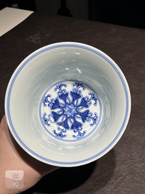 清乾隆 青花缠枝莲托八宝纹高足杯 - 图18